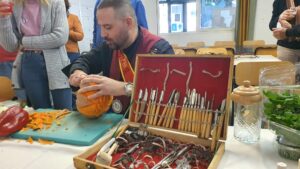 per Orientarea alla Fresa Pascoli con il prof Siena del Rea impegnato in attività di intaglio verdure