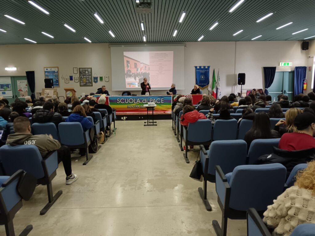 Foto dell'evento della Scuola di Pace al liceo Sensale