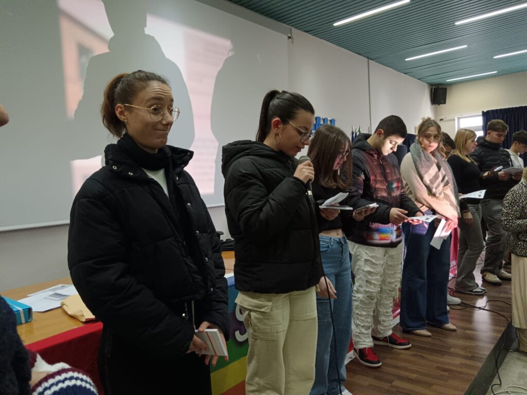 Foto dell'evento della Scuola di Pace al liceo Sensale