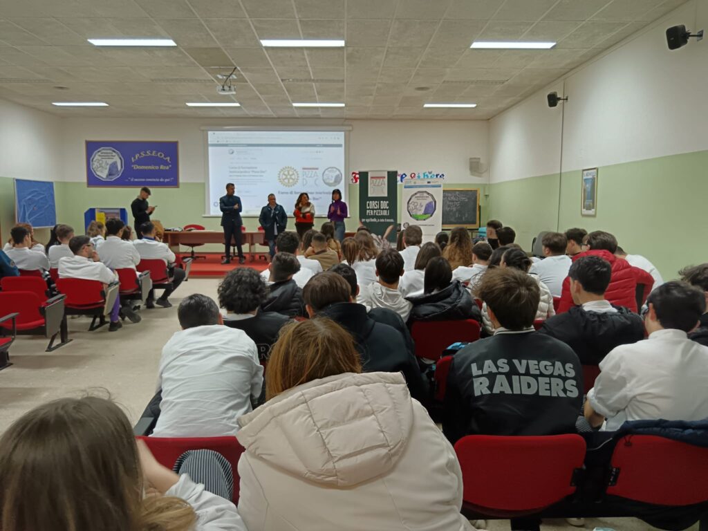 Foto della sala convegni con i protagonisti dipizzadoc