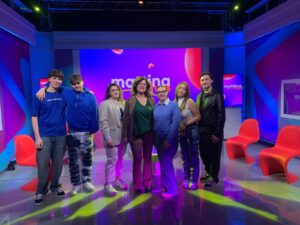 Gruppo negli studi di canale 8