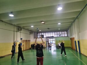 ragazzi che si allenano per la pallavolo