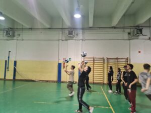 ragazzi che si allenano per la pallavolo
