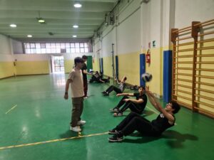 ragazzi che si allenano per la pallavolo