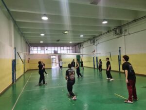 ragazzi che si allenano per la pallavolo