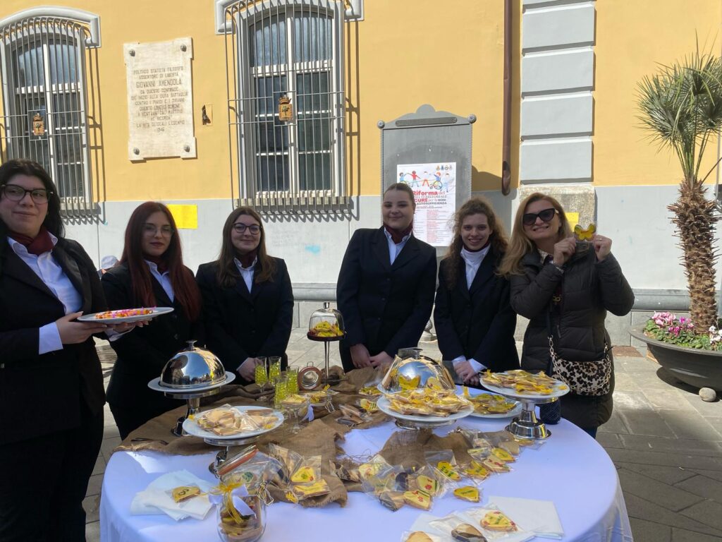 Gruppo di alunne con tavolo