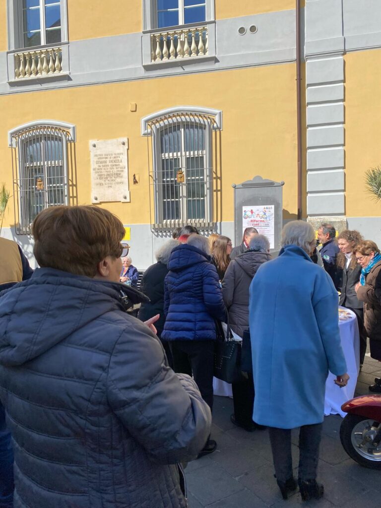 Gruppo di donne al tavolo